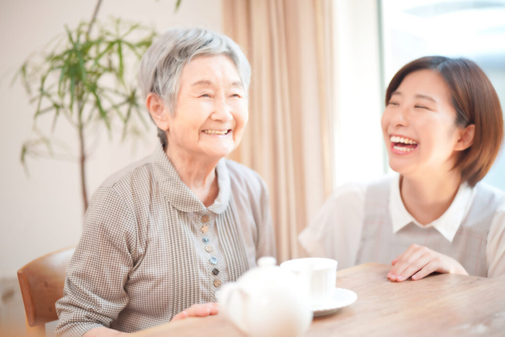 高齢者と笑顔で会話をする女性